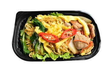 Kızarmış erişte, domuz eti, havuç, soğan, konferans, kırmızı biber, beyaz arka planda kızarmış yumurta, kırpma yolu olmayan gölgeler, yemek malzemeleri.