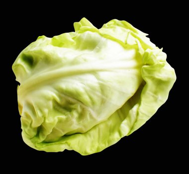 Kalp yeşili lahanası kesme yolu ile izole edilmiş siyah arka planda gölge yok, sağlıklı yiyecekler