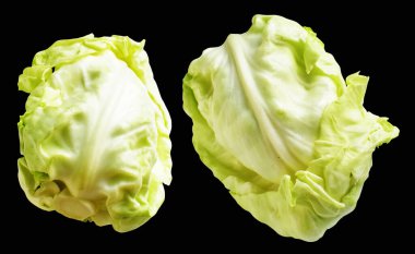 Kalp yeşili lahanası kesme yolu ile izole edilmiş siyah arka planda gölge yok, sağlıklı yiyecekler