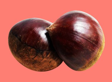 Kırpma yolu ile izole edilmiş kestane, pembe arka planda gölge yok, taze ve sağlıklı yiyecek.