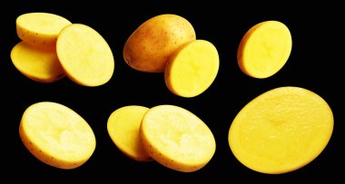 Siyah arka planda kesilmiş patates dilimleri, gölge yok, çiğ sebze, yemek malzemesi