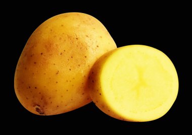 Siyah arka planda kesilmiş patates dilimleri, gölge yok, çiğ sebze, yemek malzemesi