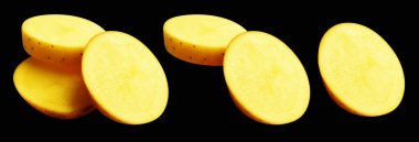 Siyah arka planda kesilmiş patates dilimleri, gölge yok, çiğ sebze, yemek malzemesi