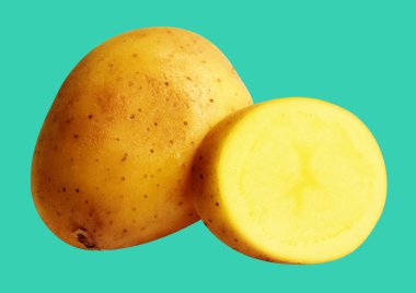 Yeşil arka planda kesilmiş patates dilimleri, gölge yok, çiğ sebze, yemek malzemesi