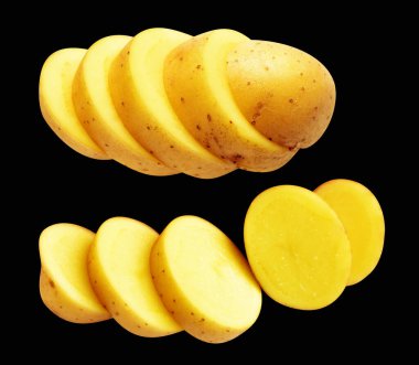 Siyah arka planda kesilmiş patates dilimleri, gölge yok, çiğ sebze, yemek malzemesi