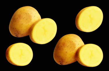 Siyah arka planda kesilmiş patates dilimleri, gölge yok, çiğ sebze, yemek malzemesi