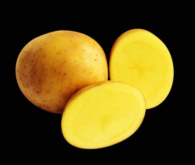 Siyah arka planda kesilmiş patates dilimleri, gölge yok, çiğ sebze, yemek malzemesi