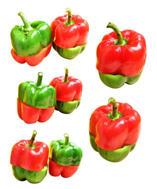 Taze kırmızı ve yeşil dolmalık biberler. Yarısı beyaz arka planda, kırpma yolu, gölgesi yok, yemek malzemesi yok.