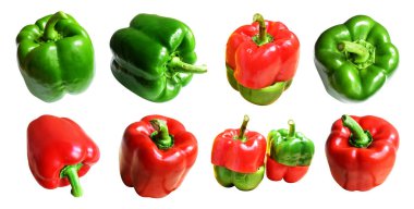 Taze kırmızı ve yeşil dolmalık biberler. Yarısı beyaz arka planda, kırpma yolu, gölgesi yok, yemek malzemesi yok.