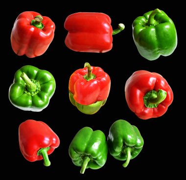 Taze kırmızı ve yeşil dolmalık biberler. Yarısı siyah arka planda, kırpma yolu var, gölge yok, yemek malzemesi yok.