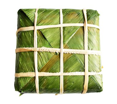 Kesme yolu ile izole edilmiş kare yapış yapış pirinç keki, beyaz arka planda gölge yok, Vietnam Tet bayramında geleneksel yemekler, Çin Yeni Yılı, glutinous pirinç keki