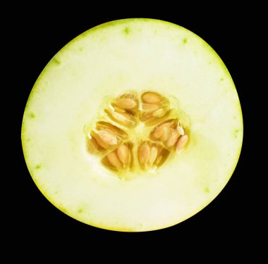 Şark turşusu kavunu kırpma yolu ile izole edilmiş, siyah arka planda gölge yok, sağlıklı tropikal meyve