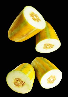 Şark turşusu kavunu kırpma yolu ile izole edilmiş, siyah arka planda gölge yok, sağlıklı tropikal meyve