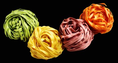Renkli İtalyan tagliatelle veya Fettuccine makarnası klasik istif, yuva yumurtası İtalyan makarnası kırpma yolu izole, siyah arka planda gölge yok, yemek malzemesi yok