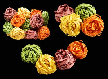 Renkli İtalyan tagliatelle veya Fettuccine makarnası klasik istif, yuva yumurtası İtalyan makarnası kırpma yolu izole, siyah arka planda gölge yok, yemek malzemesi yok