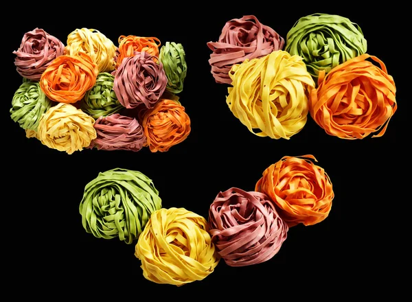 Renkli İtalyan tagliatelle veya Fettuccine makarnası klasik istif, yuva yumurtası İtalyan makarnası kırpma yolu izole, siyah arka planda gölge yok, yemek malzemesi yok