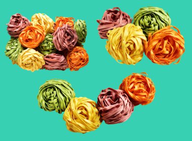 Renkli İtalyan tagliatelle ya da Fettuccine makarnası klasik istif. Yuva yumurtası, kırpma yolu ile izole edilmiş İtalyan makarnası. Yeşil arka planda gölge yok.