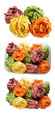 Renkli İtalyan tagliatelle ya da Fettuccine makarnası klasik yığın, kırpma yolu ile izole edilmiş yuva yumurtası İtalyan makarnası, beyaz arka planda gölge yok, yemek malzemeleri