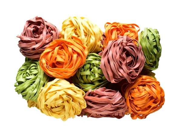 Renkli İtalyan tagliatelle ya da Fettuccine makarnası klasik yığın, kırpma yolu ile izole edilmiş yuva yumurtası İtalyan makarnası, beyaz arka planda gölge yok, yemek malzemeleri