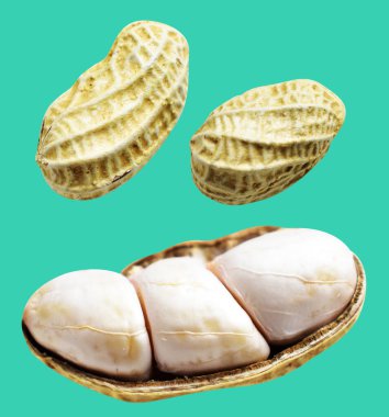 Kesme yolu ile izole edilmiş fıstıklar, yeşil arka planda gölge yok, yemek malzemeleri, sağlıklı yiyecekler.