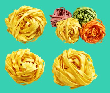 Sarı İtalyan tagliatelle veya Fettuccine makarnası klasik istif, yuva yumurtası İtalyan makarnası kırpma yolu ile izole edilmiş, yeşil arka planda gölge yok, yemek malzemeleri