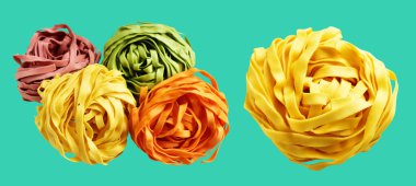 Sarı İtalyan tagliatelle veya Fettuccine makarnası klasik istif, yuva yumurtası İtalyan makarnası kırpma yolu ile izole edilmiş, yeşil arka planda gölge yok, yemek malzemeleri