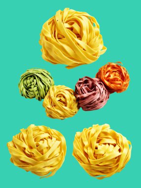 Sarı İtalyan tagliatelle veya Fettuccine makarnası klasik istif, yuva yumurtası İtalyan makarnası kırpma yolu ile izole edilmiş, yeşil arka planda gölge yok, yemek malzemeleri