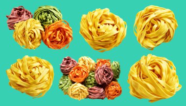 Sarı İtalyan tagliatelle veya Fettuccine makarnası klasik istif, yuva yumurtası İtalyan makarnası kırpma yolu ile izole edilmiş, yeşil arka planda gölge yok, yemek malzemeleri