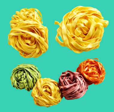 Sarı İtalyan tagliatelle veya Fettuccine makarnası klasik istif, yuva yumurtası İtalyan makarnası kırpma yolu ile izole edilmiş, yeşil arka planda gölge yok, yemek malzemeleri