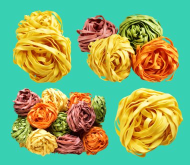 Sarı İtalyan tagliatelle veya Fettuccine makarnası klasik istif, yuva yumurtası İtalyan makarnası kırpma yolu ile izole edilmiş, yeşil arka planda gölge yok, yemek malzemeleri