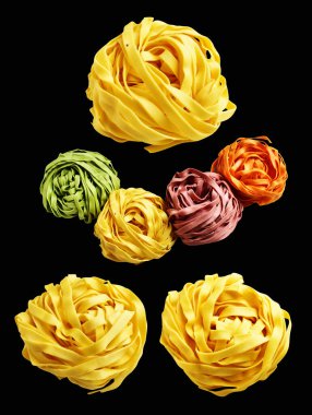 Sarı İtalyan tagliatelle ya da Fettuccine makarnası klasik yığın, yuva yumurtası İtalyan makarnası kırpma yolu ile izole edilmiş, siyah arka planda gölge yok, yemek malzemesi yok