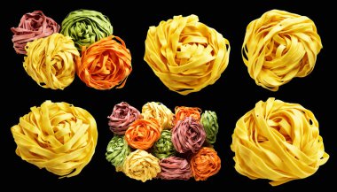 Sarı İtalyan tagliatelle ya da Fettuccine makarnası klasik yığın, yuva yumurtası İtalyan makarnası kırpma yolu ile izole edilmiş, siyah arka planda gölge yok, yemek malzemesi yok