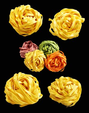 Sarı İtalyan tagliatelle ya da Fettuccine makarnası klasik yığın, yuva yumurtası İtalyan makarnası kırpma yolu ile izole edilmiş, siyah arka planda gölge yok, yemek malzemesi yok