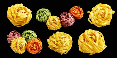 Sarı İtalyan tagliatelle ya da Fettuccine makarnası klasik yığın, yuva yumurtası İtalyan makarnası kırpma yolu ile izole edilmiş, siyah arka planda gölge yok, yemek malzemesi yok