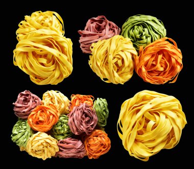 Sarı İtalyan tagliatelle ya da Fettuccine makarnası klasik yığın, yuva yumurtası İtalyan makarnası kırpma yolu ile izole edilmiş, siyah arka planda gölge yok, yemek malzemesi yok