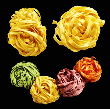 Sarı İtalyan tagliatelle ya da Fettuccine makarnası klasik yığın, yuva yumurtası İtalyan makarnası kırpma yolu ile izole edilmiş, siyah arka planda gölge yok, yemek malzemesi yok