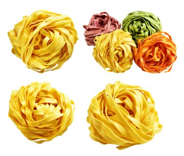 Sarı İtalyan tagliatelle ya da Fettuccine makarnası klasik yığın, yuva yumurtası İtalyan makarnası kırpma yolu ile izole edilmiş, beyaz arka planda gölge yok, yemek malzemesi yok