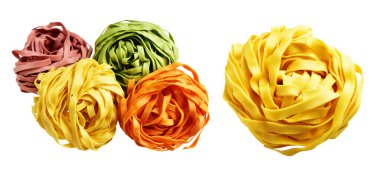 Sarı İtalyan tagliatelle ya da Fettuccine makarnası klasik yığın, yuva yumurtası İtalyan makarnası kırpma yolu ile izole edilmiş, beyaz arka planda gölge yok, yemek malzemesi yok