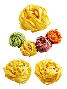 Sarı İtalyan tagliatelle ya da Fettuccine makarnası klasik yığın, yuva yumurtası İtalyan makarnası kırpma yolu ile izole edilmiş, beyaz arka planda gölge yok, yemek malzemesi yok