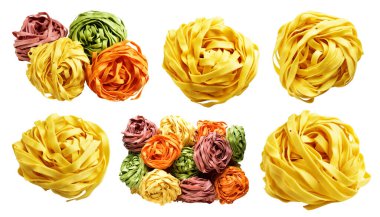 Sarı İtalyan tagliatelle ya da Fettuccine makarnası klasik yığın, yuva yumurtası İtalyan makarnası kırpma yolu ile izole edilmiş, beyaz arka planda gölge yok, yemek malzemesi yok