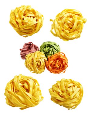 Sarı İtalyan tagliatelle ya da Fettuccine makarnası klasik yığın, yuva yumurtası İtalyan makarnası kırpma yolu ile izole edilmiş, beyaz arka planda gölge yok, yemek malzemesi yok