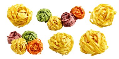 Sarı İtalyan tagliatelle ya da Fettuccine makarnası klasik yığın, yuva yumurtası İtalyan makarnası kırpma yolu ile izole edilmiş, beyaz arka planda gölge yok, yemek malzemesi yok