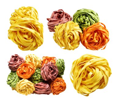 Sarı İtalyan tagliatelle ya da Fettuccine makarnası klasik yığın, yuva yumurtası İtalyan makarnası kırpma yolu ile izole edilmiş, beyaz arka planda gölge yok, yemek malzemesi yok