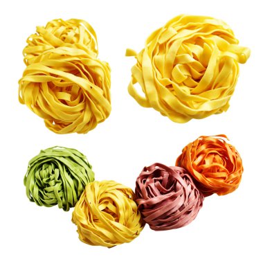 Sarı İtalyan tagliatelle ya da Fettuccine makarnası klasik yığın, yuva yumurtası İtalyan makarnası kırpma yolu ile izole edilmiş, beyaz arka planda gölge yok, yemek malzemesi yok