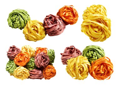 Sarı İtalyan tagliatelle ya da Fettuccine makarnası klasik yığın, yuva yumurtası İtalyan makarnası kırpma yolu ile izole edilmiş, beyaz arka planda gölge yok, yemek malzemesi yok