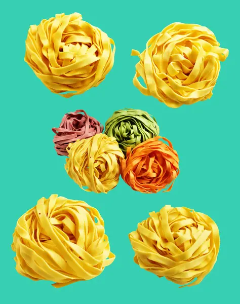 Sarı İtalyan tagliatelle veya Fettuccine makarnası klasik istif, yuva yumurtası İtalyan makarnası kırpma yolu ile izole edilmiş, yeşil arka planda gölge yok, yemek malzemeleri