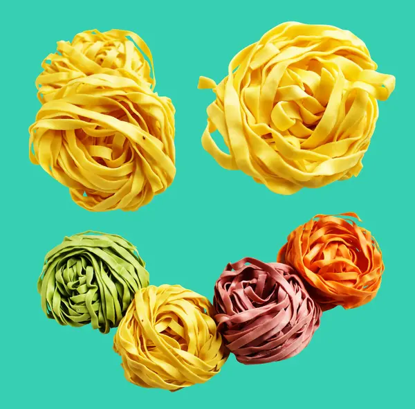 Sarı İtalyan tagliatelle veya Fettuccine makarnası klasik istif, yuva yumurtası İtalyan makarnası kırpma yolu ile izole edilmiş, yeşil arka planda gölge yok, yemek malzemeleri