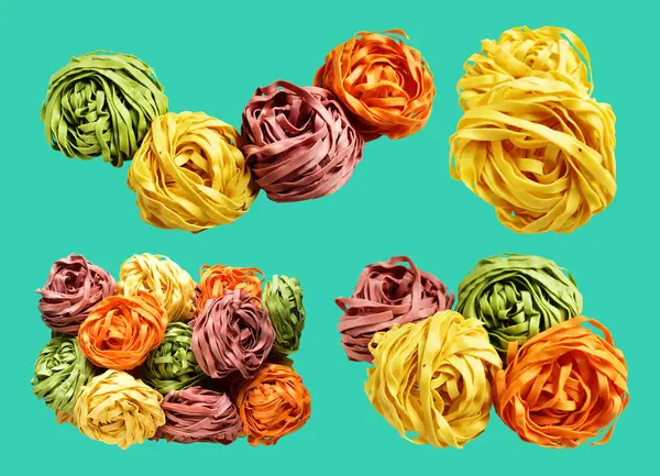 Sarı İtalyan tagliatelle veya Fettuccine makarnası klasik istif, yuva yumurtası İtalyan makarnası kırpma yolu ile izole edilmiş, yeşil arka planda gölge yok, yemek malzemeleri