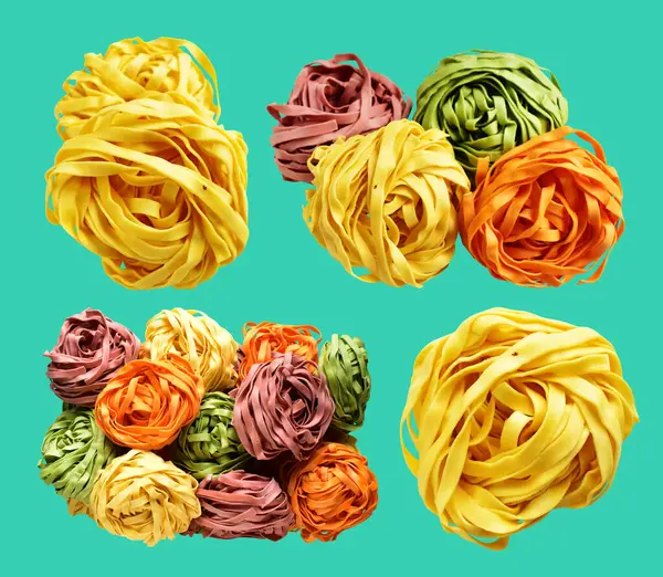 Sarı İtalyan tagliatelle veya Fettuccine makarnası klasik istif, yuva yumurtası İtalyan makarnası kırpma yolu ile izole edilmiş, yeşil arka planda gölge yok, yemek malzemeleri