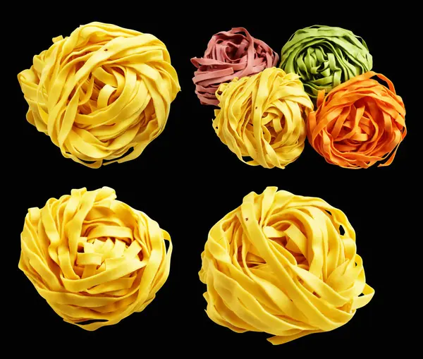 Sarı İtalyan tagliatelle ya da Fettuccine makarnası klasik yığın, yuva yumurtası İtalyan makarnası kırpma yolu ile izole edilmiş, siyah arka planda gölge yok, yemek malzemesi yok
